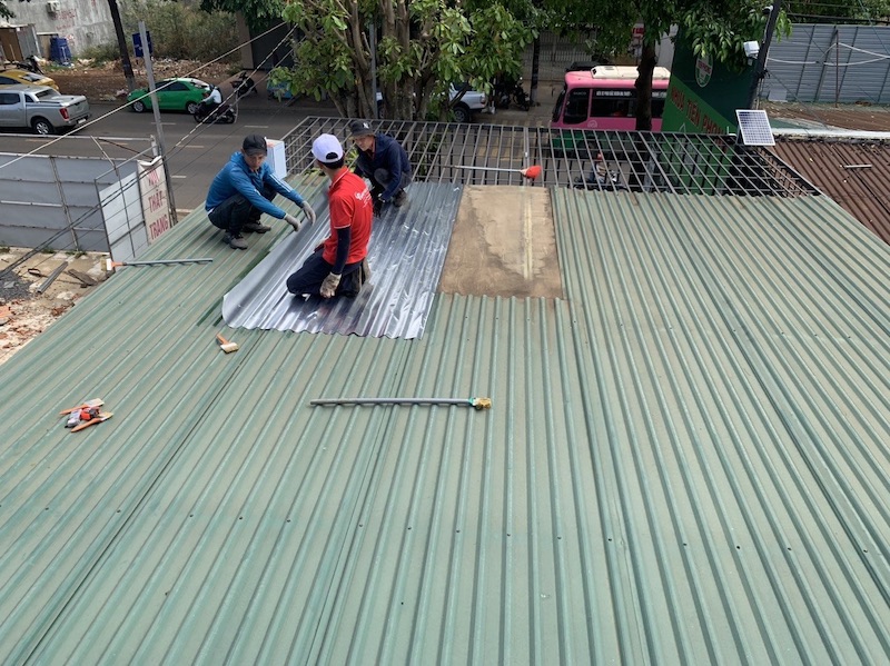 Tiến hành lợp tấm lợp cách nhiệt